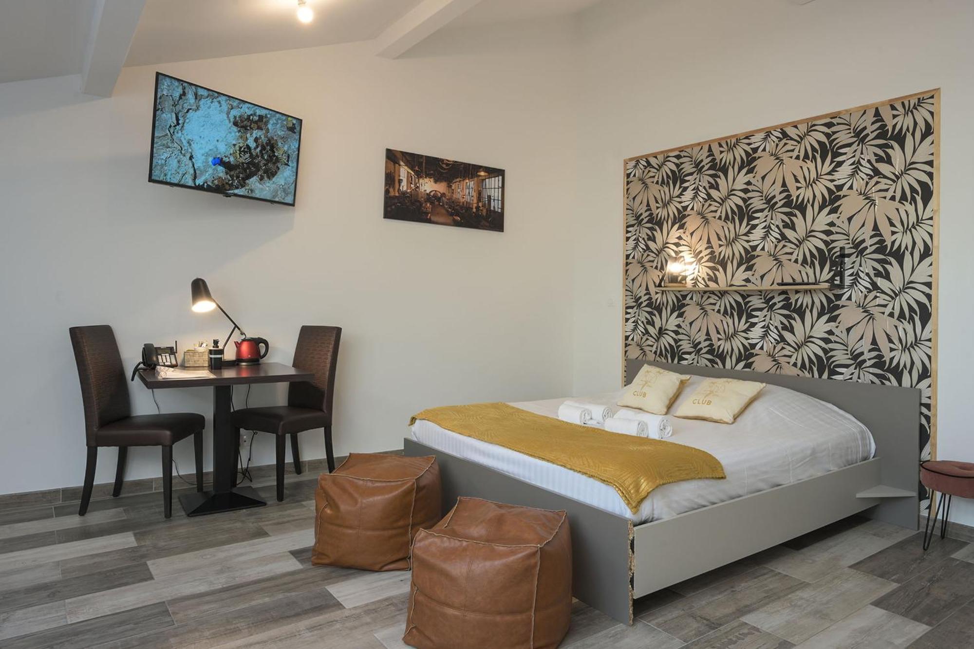 Hotel De La Croisee Poncin Εξωτερικό φωτογραφία